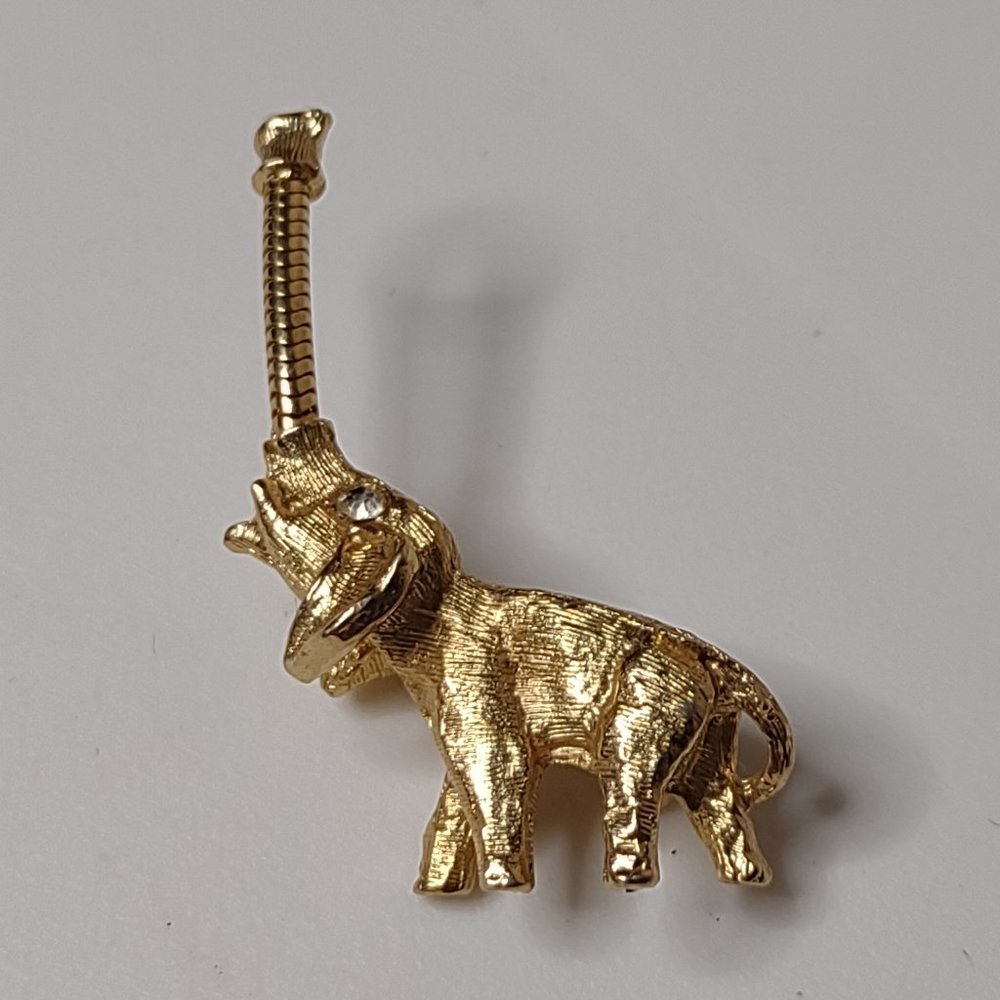 Very Cute Tiny Gold Tone Metal Elephant Pin With Waggling Trunk